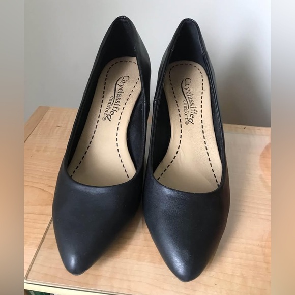 Black High Heel Pumps with Pointed Toe and Stiletto Heel - Picture 4 of 5